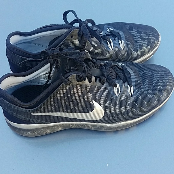 Nike Shoes - Nike Free TR Fit 5